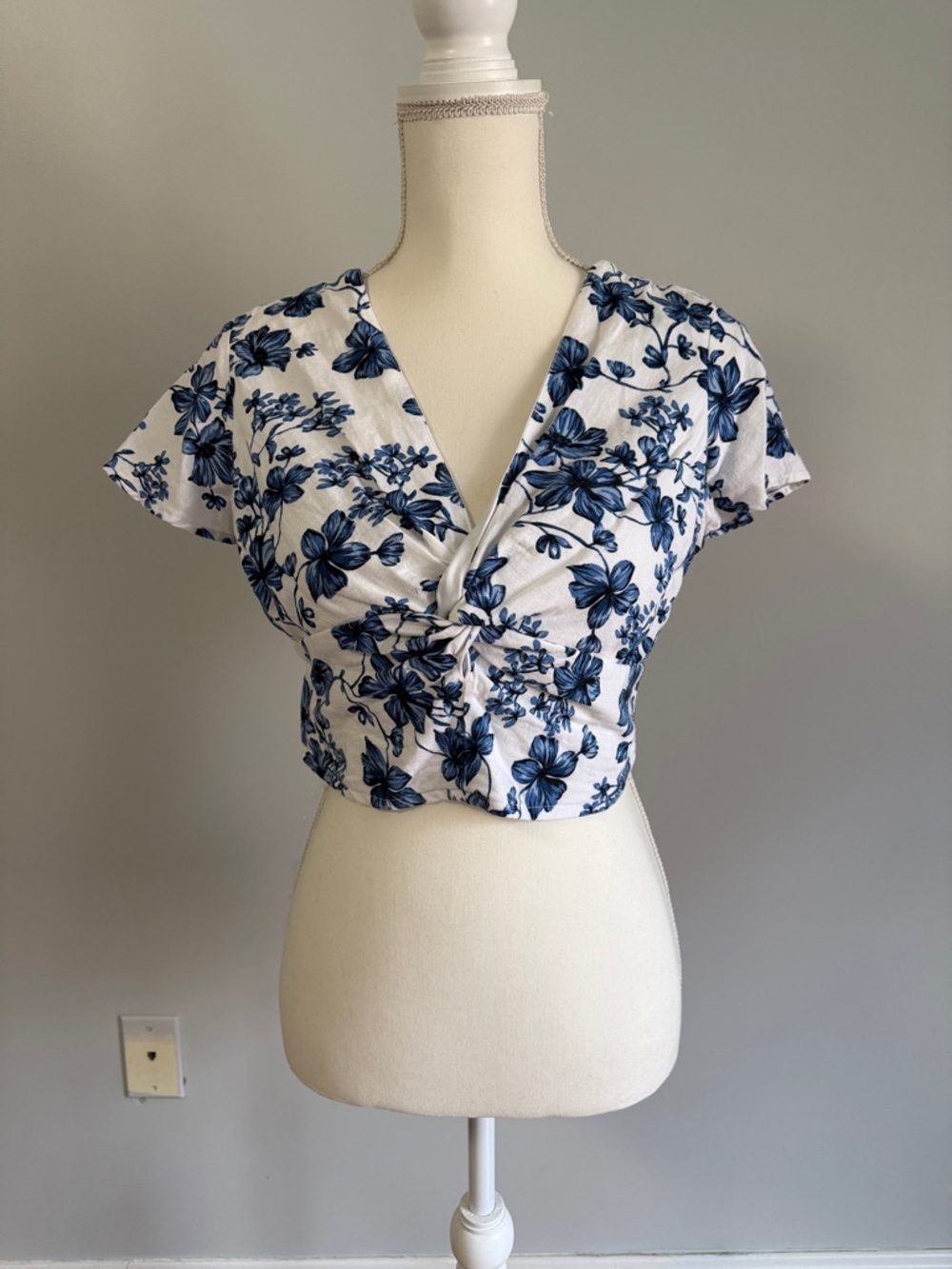 Floral Knot-Front Crop Top - Blue/White- L